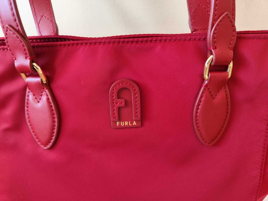 Чанта Furla в наситено червено