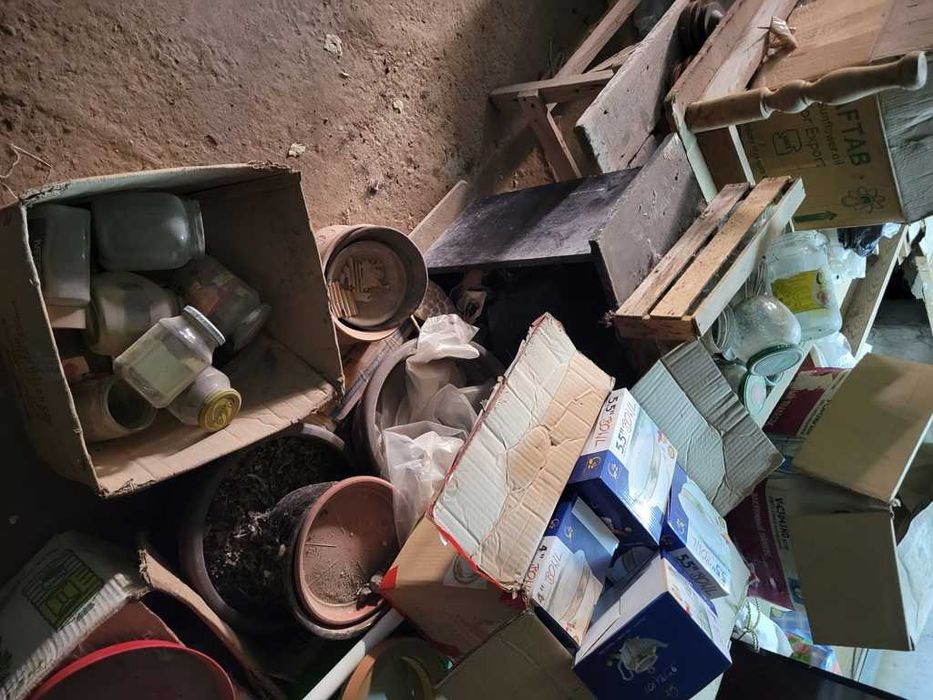 Все из подвала- банки,книги, принтер,коробки, доски и т.д