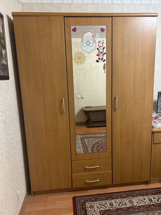 Продам шкаф с зеркалом