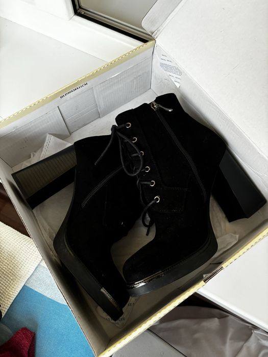 Ботильоны на каблуке черные