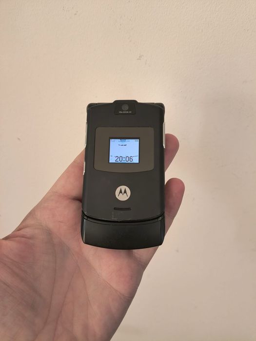 Motorola RAZR V3 Edge+accesorii originale ( decodat, aproape impecabil)