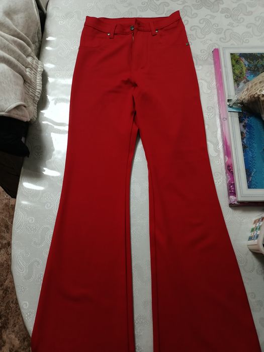 Джинсы красные клёш