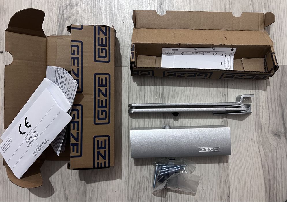 Amortizor cu brat argintiu Geze TS 1500 pentru usi acces.