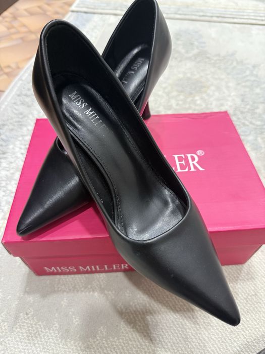 Продаю туфли черные и белые