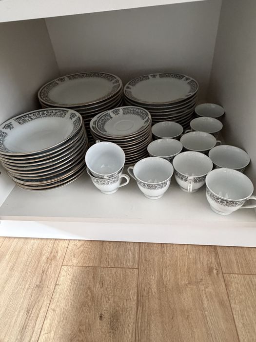 Set veselă porțelan ~90 piese, model clasic elegant, stare foarte bună