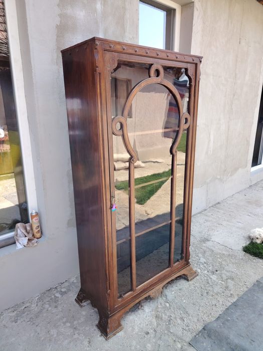 Vitrina din lemn cu geam