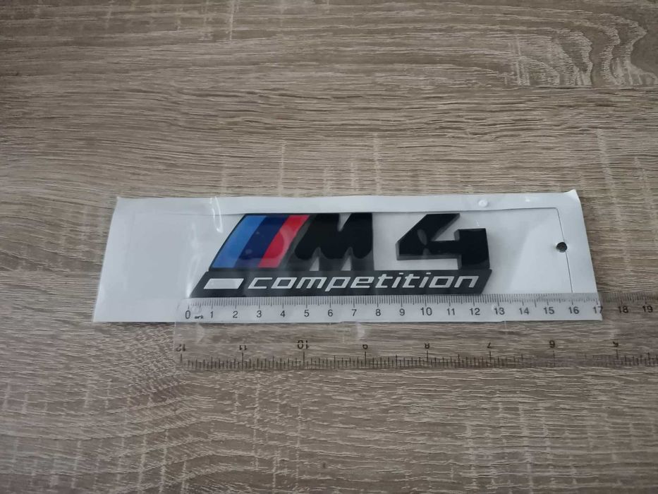 черна емблема BMW M4 Competition