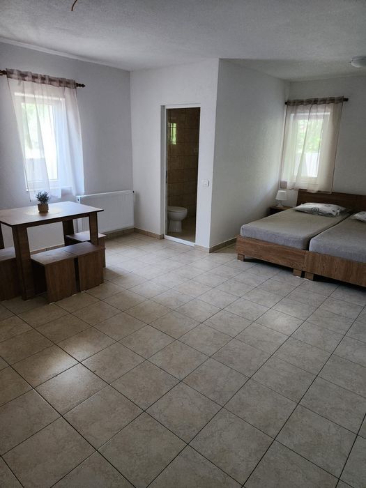 Închiriez clădire / casă / pensiune