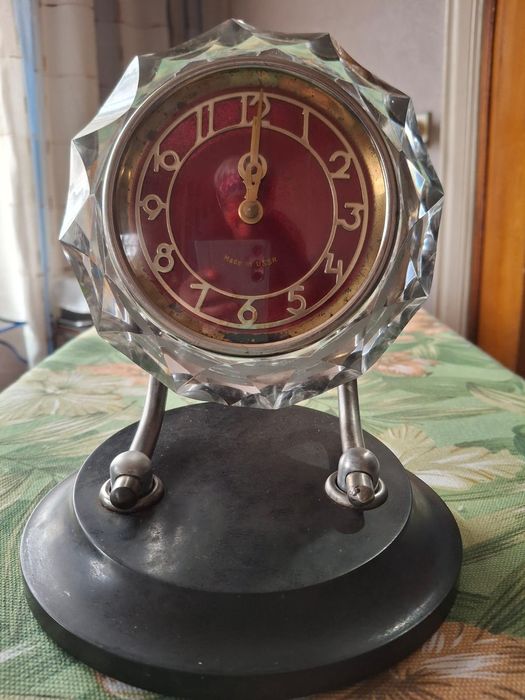 Продам часы ностольные ссср.