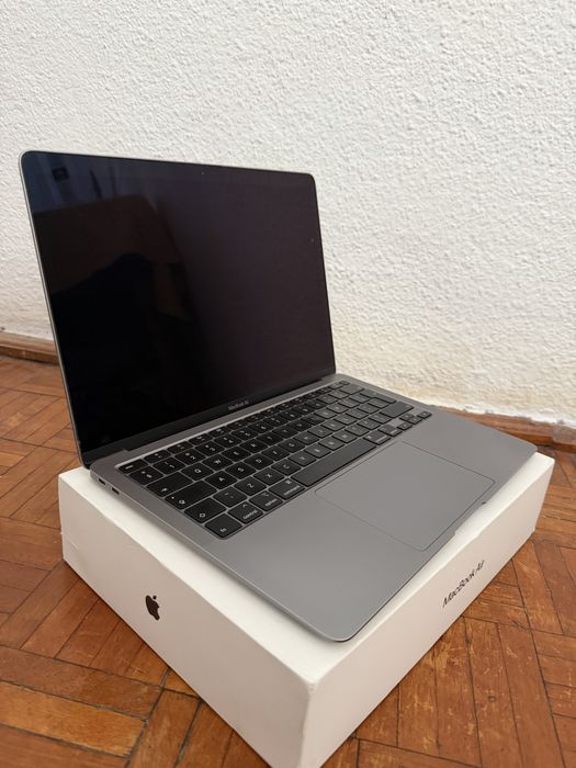 Vand MacBook Air Retina 13” 2020 – Intel i3 / 8GB RAM / 256GB SSD în stare foarte bună de funcționare și aspect îngrijit.