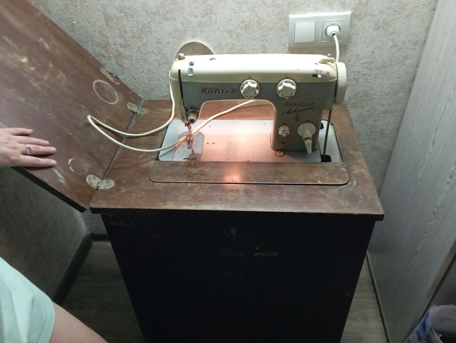 Машинка Кёлер немецкая ножная не электрическая полный набор лапок