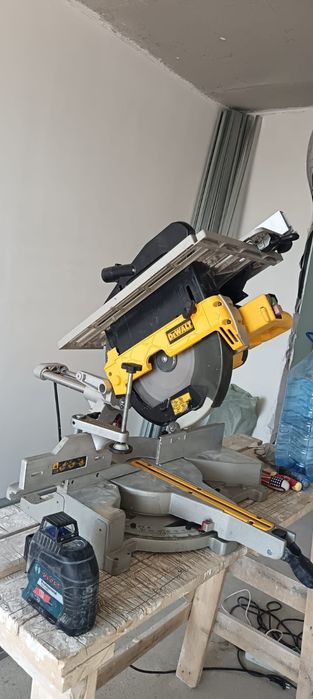Торцовочная пила Dewalt