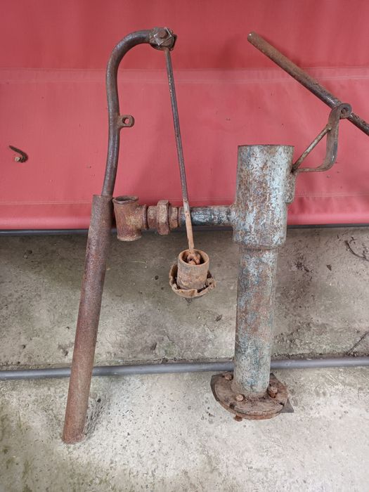 2 pompe manuale de scos apă din pământ