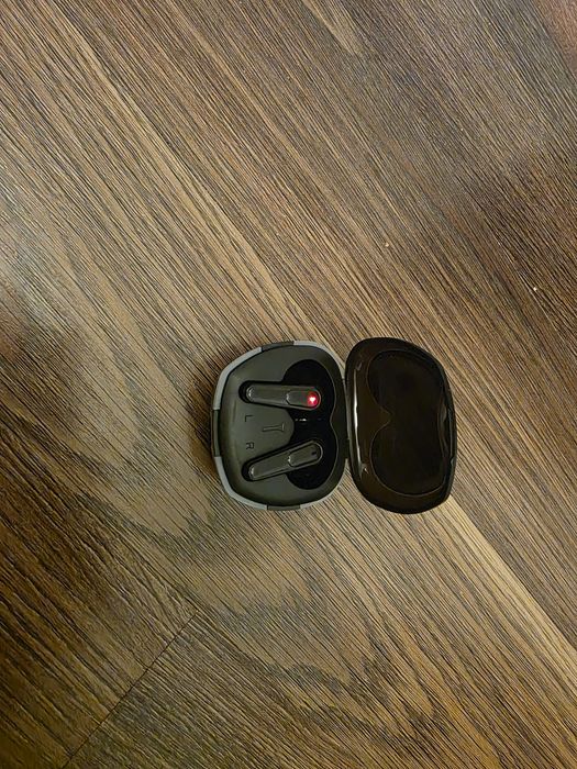 Casti wireless, cu carcasa de încărcare