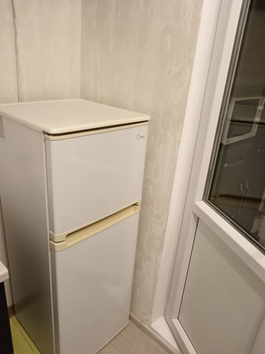 Холодильник двухярусный с морозильником Midea