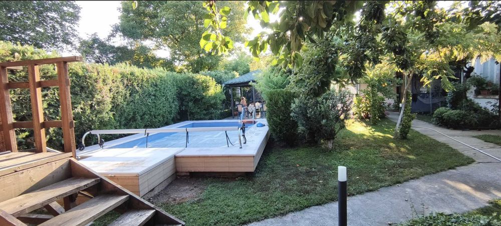 Къща с басейн и просторен двор в с. Скравена.