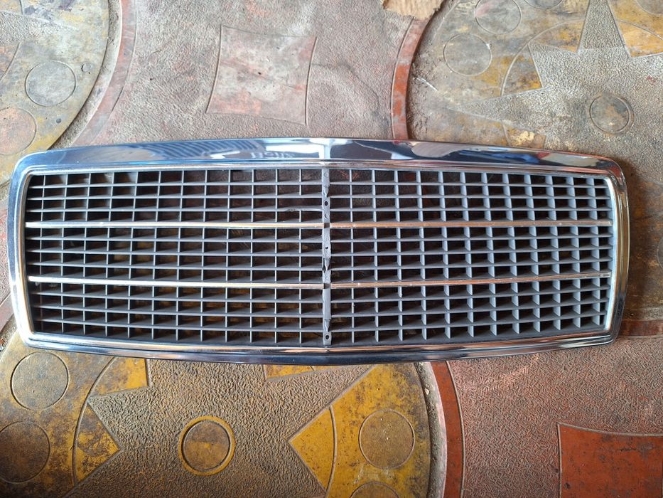 Декоративна Решетка Във Предния Капак  Mercedes C-Class от 1993-2001 Г