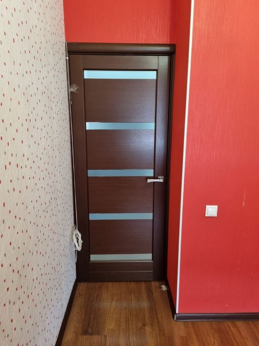 Продам б/у двери и люстру