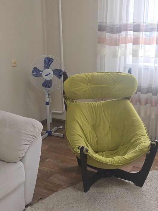 Продам кресло с тумбой