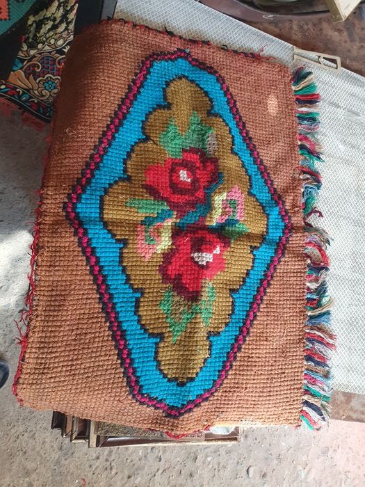 Diferite carpete făcute manual