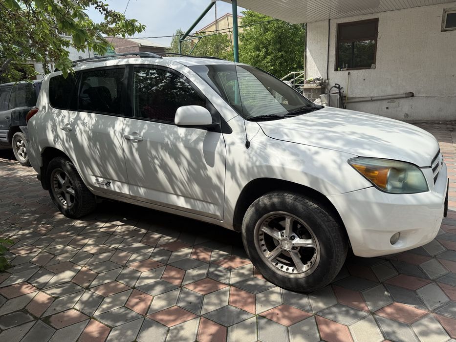Toyota RAV 4 белая