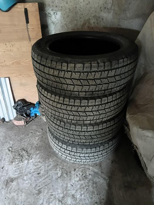 Продам зимние шины лепучка