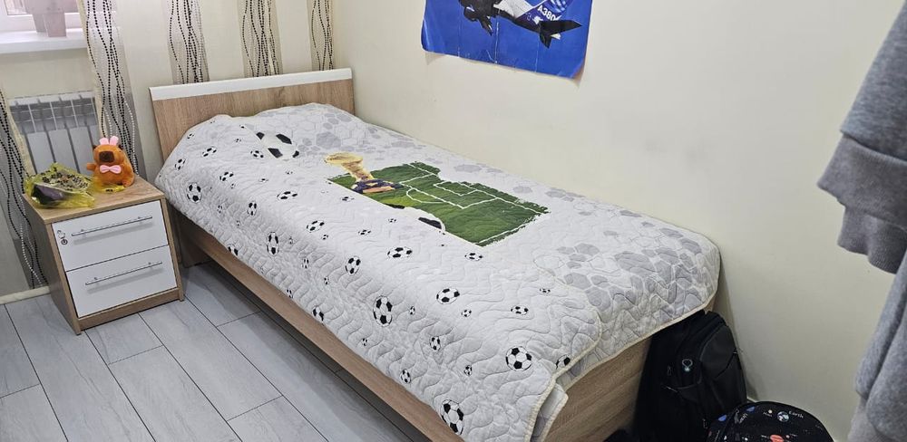 Мебель разная в хорошем и люстра