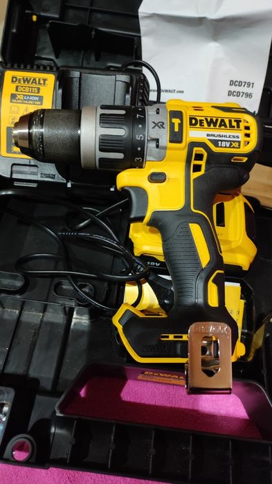 Autofiletanta motor fără perii DEWALT