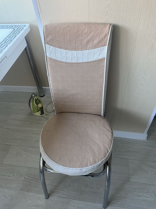 Продам кухонный стол со стульями