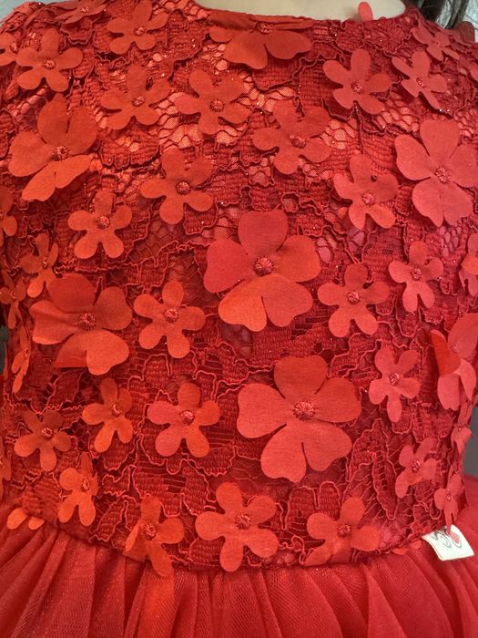 Продам нарядное платье для девочки