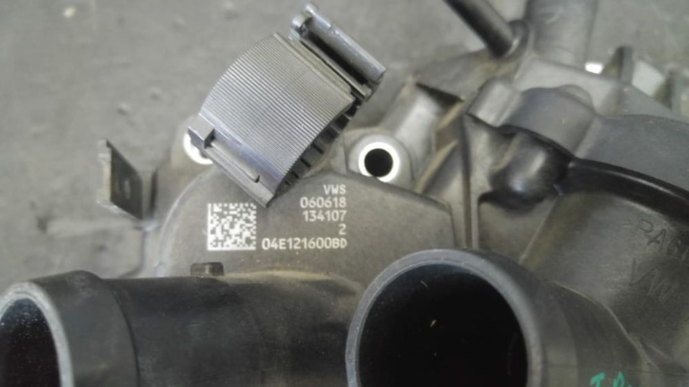 Pompa apa cu corp termostat 1.0 b vw t-roc vw golf 7 skoda octavia 3 audi a3 8v 04e121042m