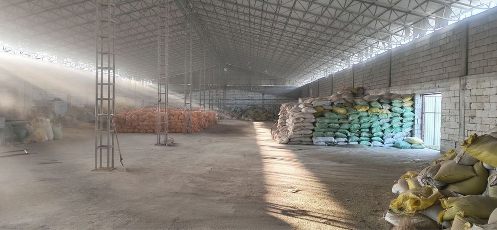 Продается нежилое помещение 3.000 метр 3+ гектаро земли