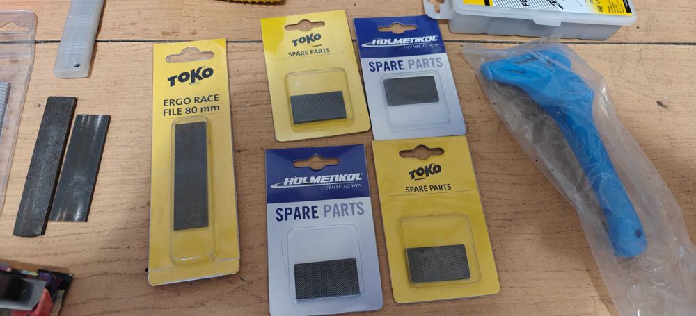 Kit reparatii schiuri (ceara, ascutitoare, pile, razuitoare, lamele, perii, cofix, fier calcat)