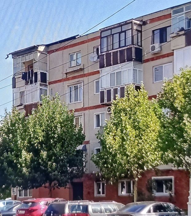 Vând sau schimb apartament cu 3 camere decomandat etaj 3