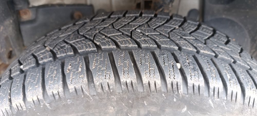 Vand 4 roti(jante+anvelope) de iarna  Unlop 215 65 16 Dacia Duster