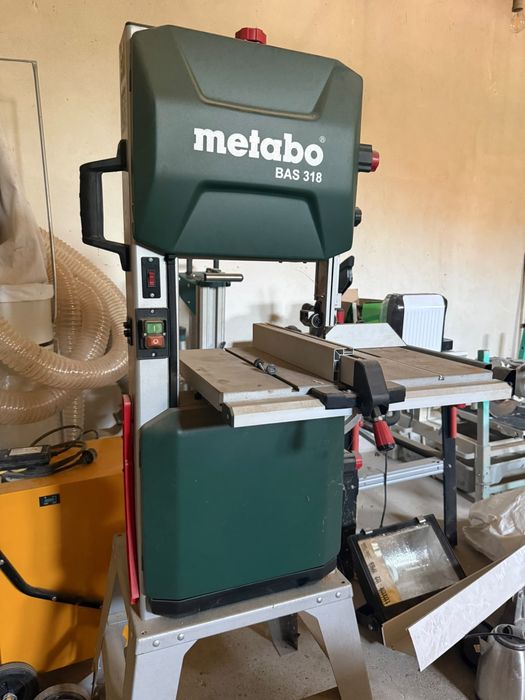 Metabo BAS 318 Precision WNB – Ferăstrău cu Bandă Profesional, 900 W, Iluminare LED și Stand Inclus