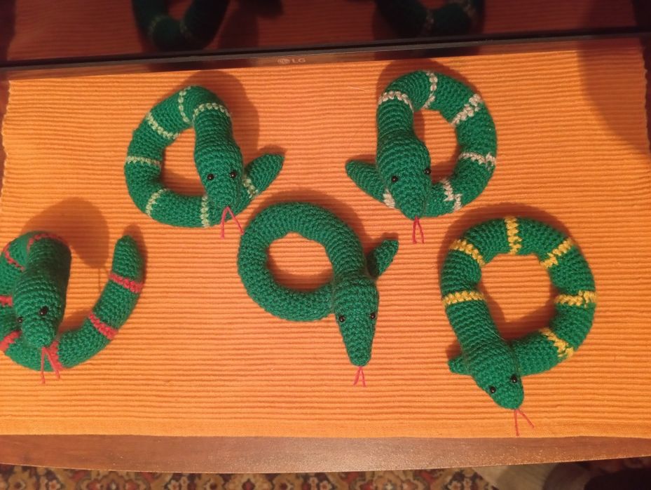 Змейки связанные крючком