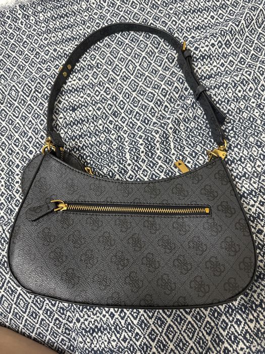 Сумка от бренда Guess с кошельком