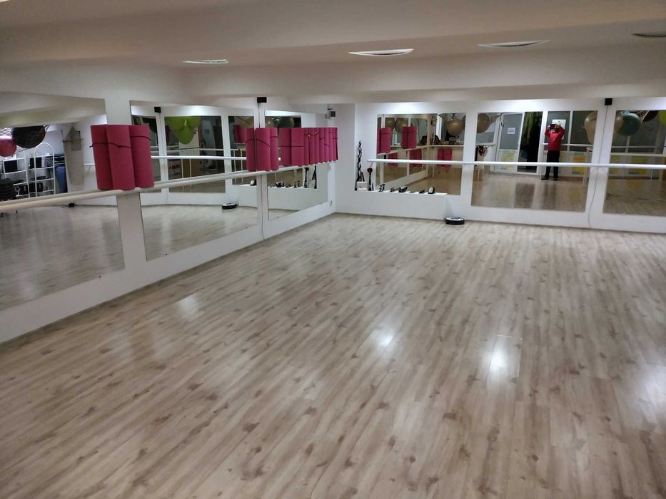 Голяма луксозна оборудвана зала за тренировки, спорт, йога и танци