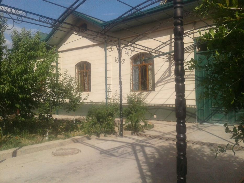 Eshonguzar hovli sotiladi