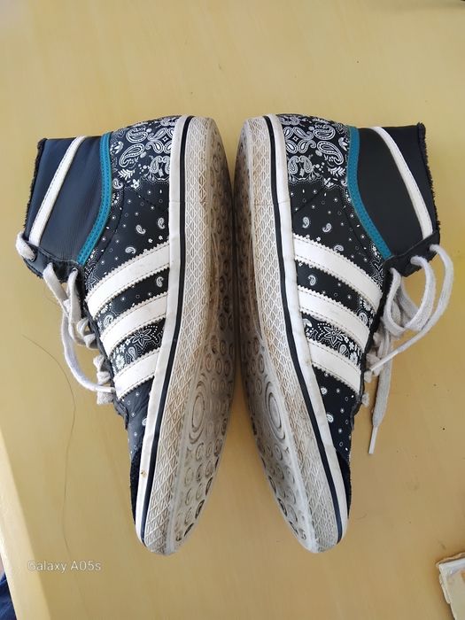 Оригинални дамски кецки Адидас.