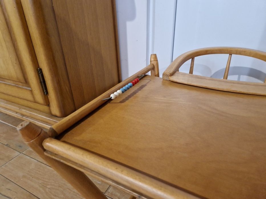 Продавам детско столче за хранене, става и на масичка.