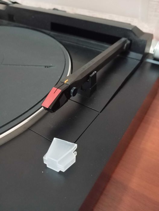 Винтажный тангенциальный проигрыватель винила SANSUI.