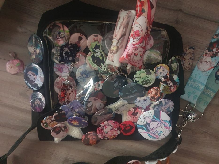 Продаю сумку (с значками)