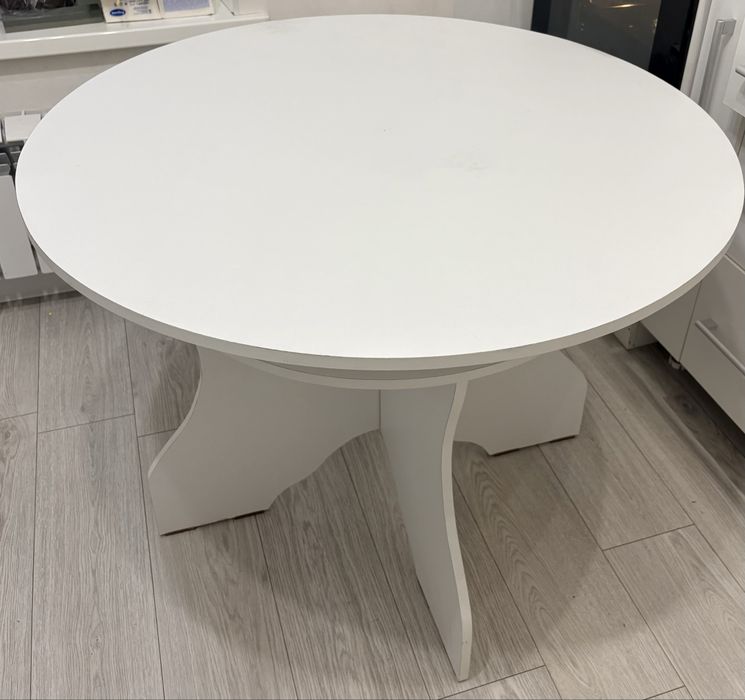 Продам стол диаметром 1м