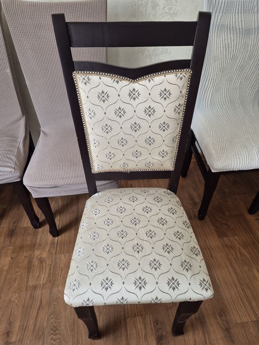 Продам стулья, чехлы в подарок.