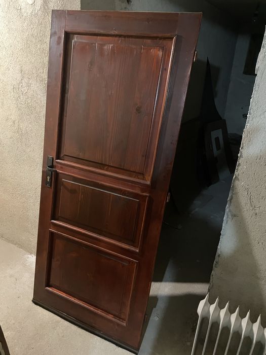 Дървена врата в добро състояние оборудвана с патрон с ключове !