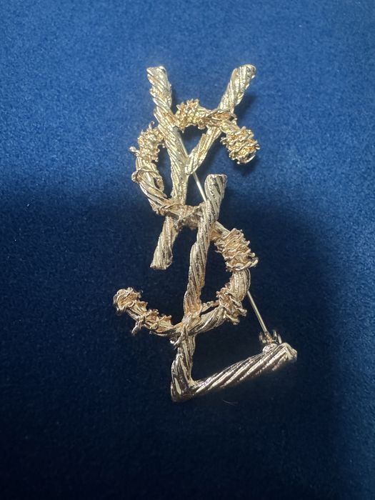 Brosa aurie inspiratie YSL potrivita pentru sacou si palton