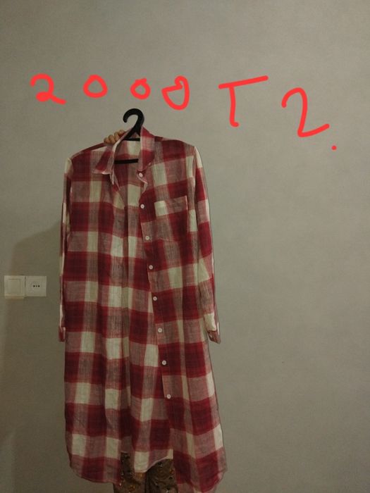 Нови көйлектер  текеткісі бар