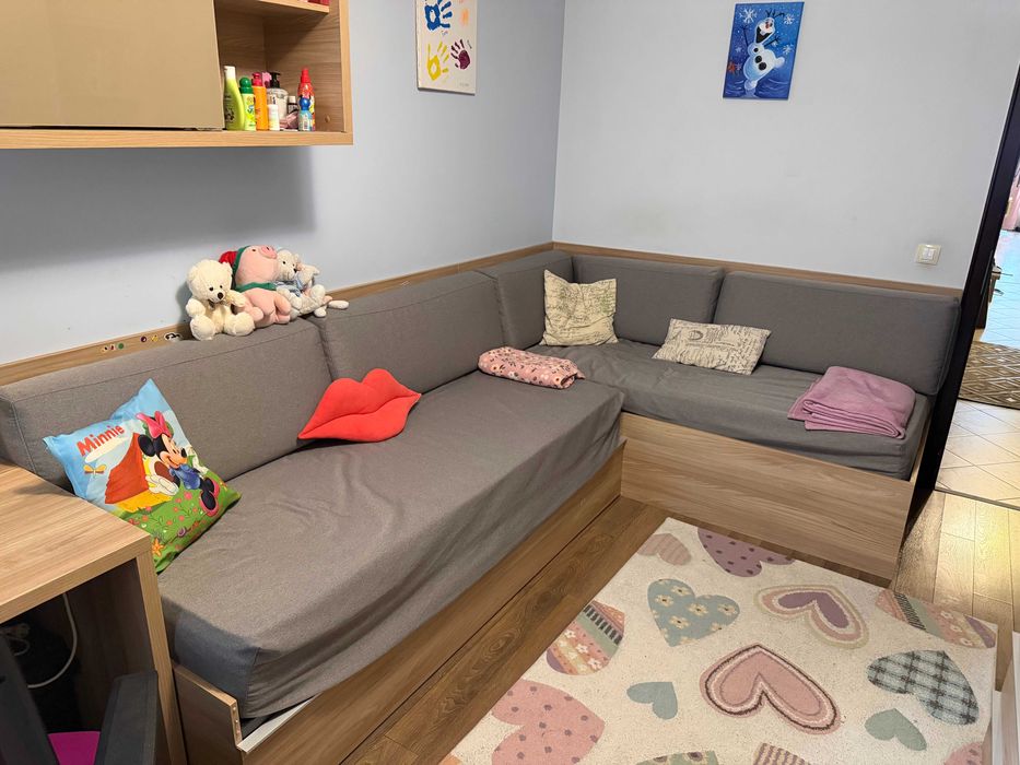 Комплект обзавеждане за детска стая (гардероб, легла, бюро и секция)